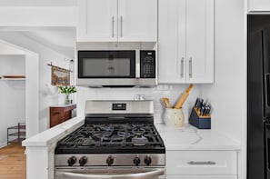 Private kitchen - Cozy Cape Cod House, centre of shopping & dinning (Buffalo)