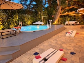 An outdoor swimming pool area with lounge chairs, a bench, and a small table. - Enjoyable, tropical 3-bedroom house w/ pool and leisure areas in sunny Tampa Bay (Tampa)