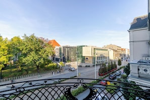 A city street with modern buildings, a clear sky, and a pedestrian walkway. - Urban Nest Modern Studio (Katowice)