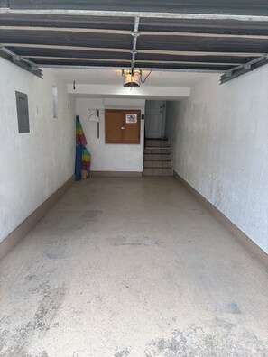 Un pasillo con una escalera que lleva a una puerta con la señalización 'No Parking'.