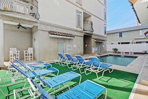A pool area with blue lounge chairs and a sign indicating no diving allowed. - Sleeps 18 | 8BR | Steps To The Beach | Pool |UR (Myrtle Beach)