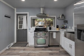 Private kitchen - Kozy Cabin On the Lake (Stoughton)