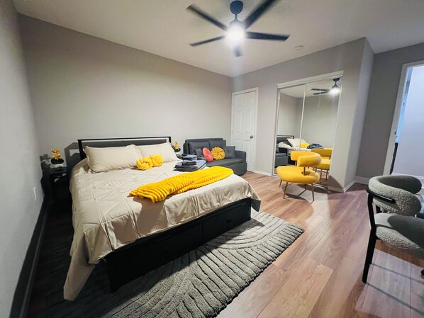 A bedroom with a bed, bedside table, and a mirror. - Charming Gold Suite - Entire Guest Unit-Tempe & ASU (Tempe)