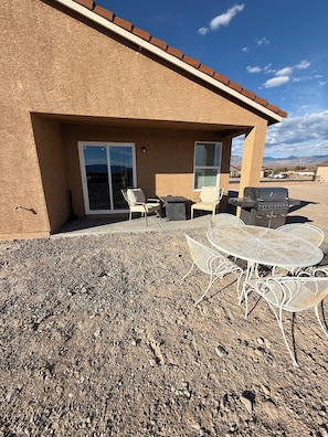 Outdoor dining - Stay at the Wyld Ass Oasis in Pahrump. Brand new house centerally located. (Pahrump)