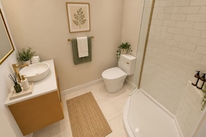 Ein Badezimmer mit einem weißen Waschbecken, einer Toilette und einer Badewanne. Handtuchhalter mit Handtuch und Zimmerpflanze vorhanden.
