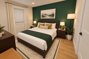 Ein Hotelzimmer mit einem großen Bett, zwei Nachttischen mit Lampen, einem Fenster mit Vorhängen, einem Gemälde an der Wand und einer Topfpflanze.