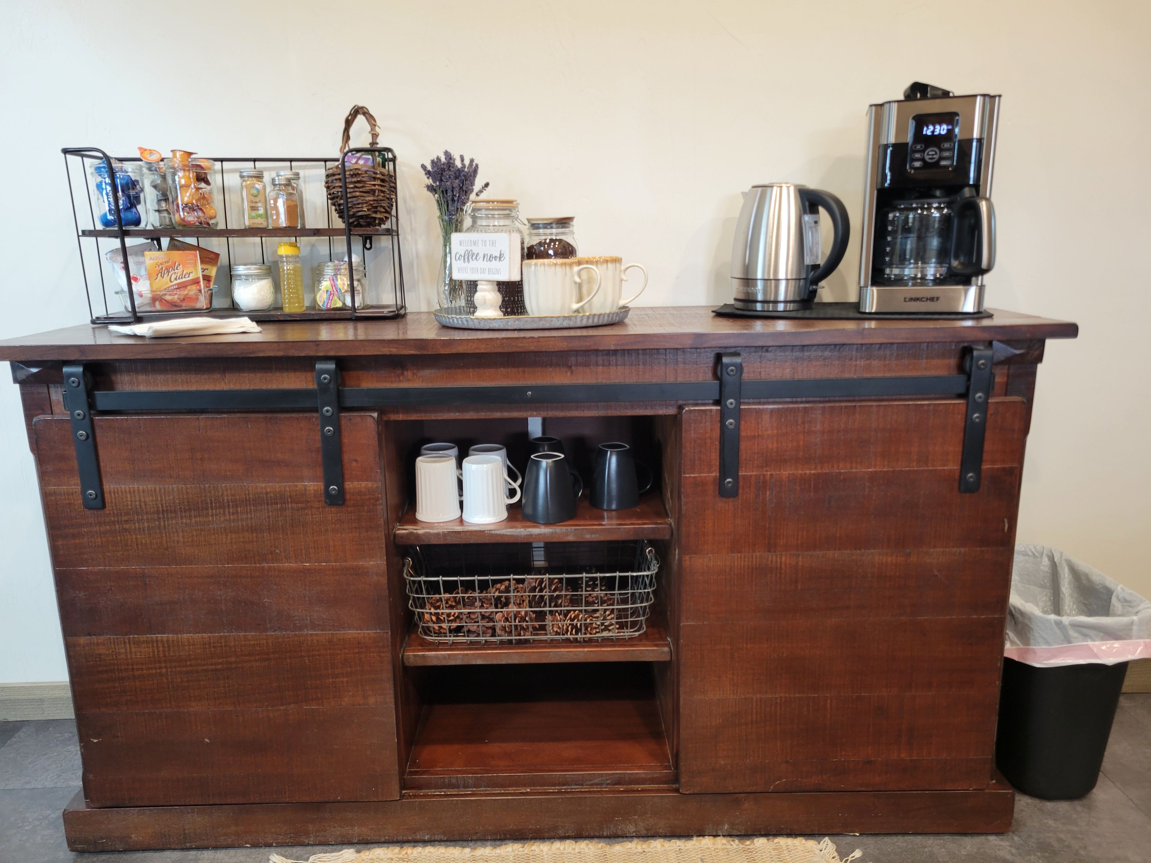 Un comptoir de bar en bois, doté d’étagères de rangement et d’une machine à café.