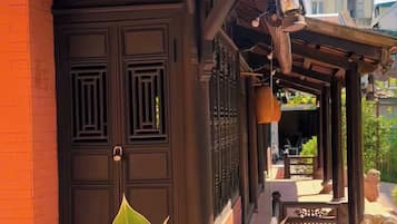 Il s’agit d’un bâtiment traditionnel, doté d’un toit en tuiles, d’une porte en bois et d’un porche abrité.