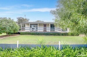 A single-story house with a covered porch, a front yard, and a fence. - Wendale Shores on Cave St - minutes to the beach (Goolwa Beach)