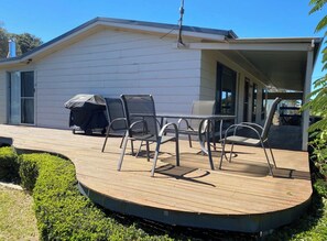 A house with a covered patio area featuring a table and chairs. - Wendale Shores on Cave St - minutes to the beach (Goolwa Beach)
