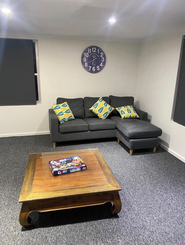 Living area - Wendale Shores on Cave St - minutes to the beach (Goolwa Beach)