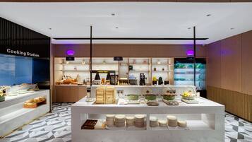 Un área de cocina moderna con una isla central que exhibe diversos alimentos y utensilios de cocina.