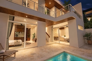 A two-story house with a pool, outdoor seating, and a dining area. - Dimora Bali Resort (Badung)
