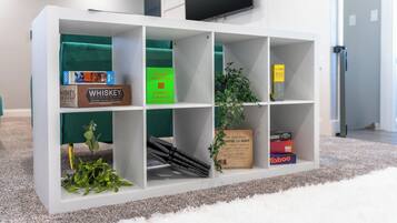 Ein weißes Regal mit verschiedenen Büchern und Dekorationselementen.