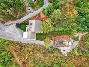 Ein Luftbild eines Wohnhauses mit Einfahrt und angelegtem Garten.