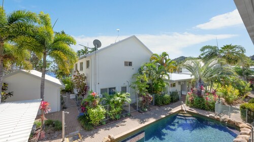 Spacious poolside property in tropical gardens with plenty of room for the family!