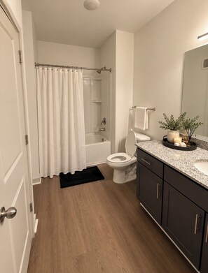 A bathroom with a shower, toilet, and sink. - Peaceful 1-bedroom apartment with AC in vibrant Atlanta (Atlanta)