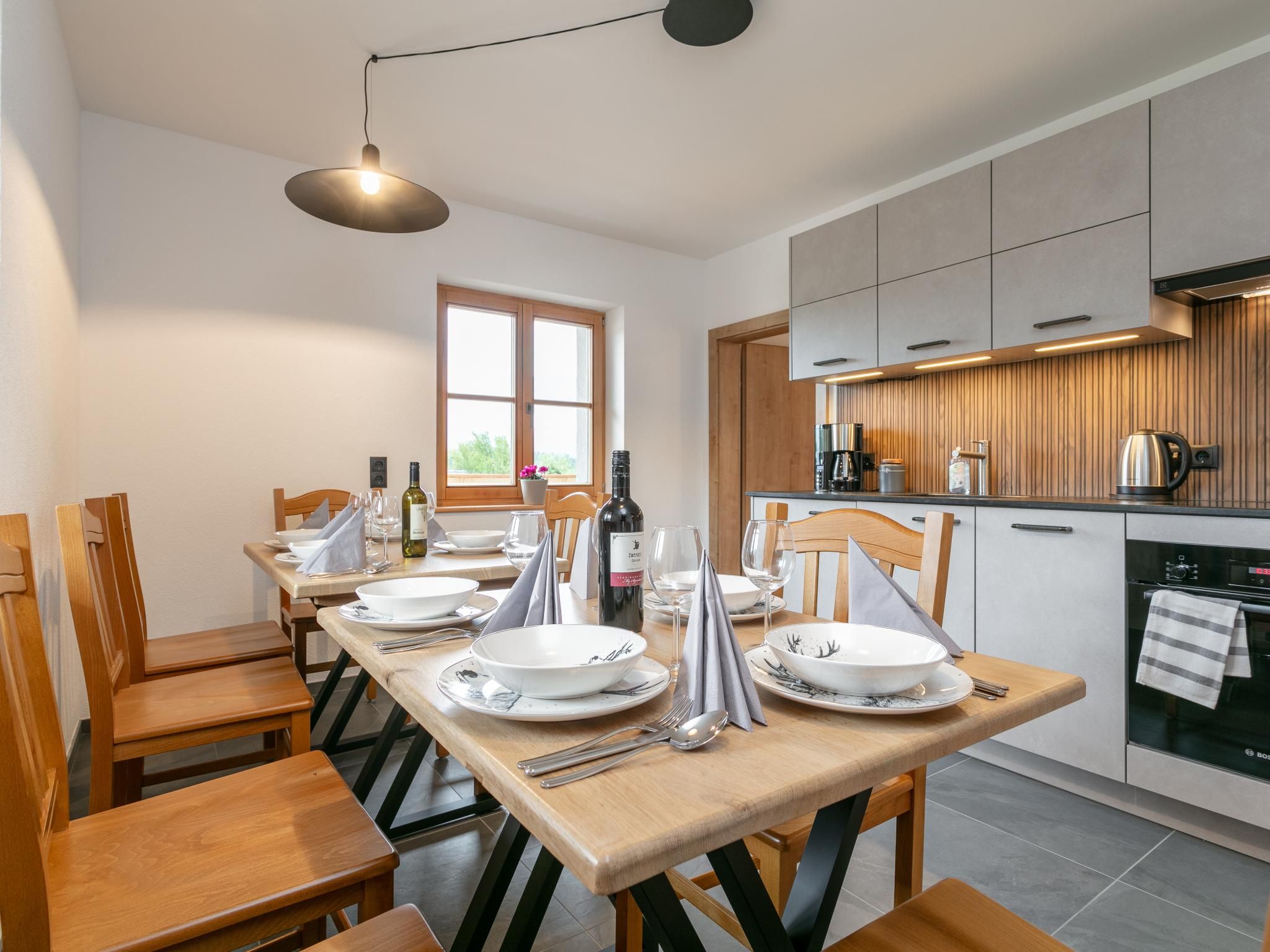 Une cuisine moderne avec un coin repas aménagé pour quatre personnes.