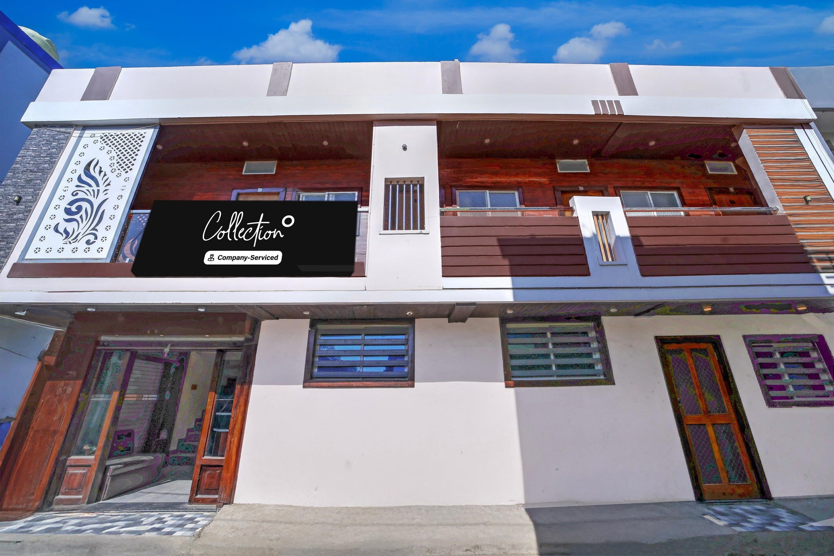 Un edificio de dos pisos con un cartel que dice 'Collection Company-Serviced'.