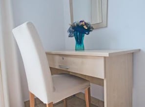 A room with a desk, chair, and a vase of flowers. - Beachfront Apartment With 1 Bedroom (Posedarje)