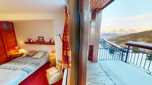 A bedroom with a bed, bedside tables, and a view of a snowy mountain landscape. - Luxury apartment at the base of the slopes, 4 bedrooms, terraces with views of Mont Blanc, Arcs 1800 (Bourg-Saint-Maurice)