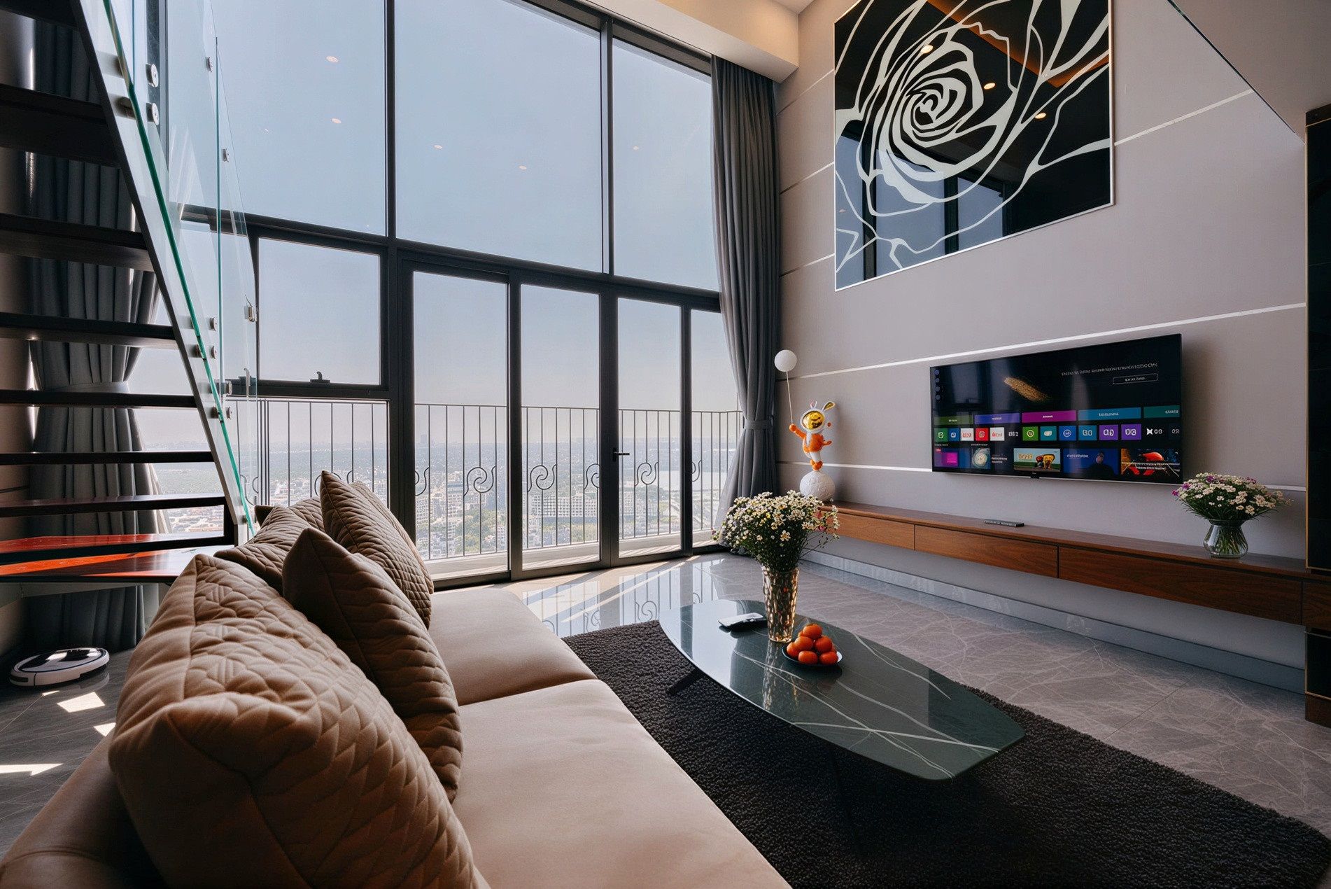 Una sala de estar moderna con un ventanal grande, un sofá, una mesa de centro, un televisor y un elemento decorativo en la pared.