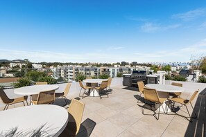 Outdoor dining - Lovely 1-bedroom apartment with AC in vibrant Santa Monica (Santa Monica)