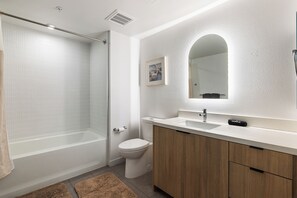 Bathroom - Lovely 1-bedroom apartment with AC in vibrant Santa Monica (Santa Monica)
