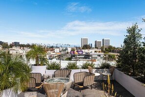 Outdoor dining - Lovely 1-bedroom apartment with AC in vibrant Santa Monica (Santa Monica)