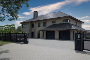 Exterior - Casa Tibella Holiday Home with Pool, Sauna & Jacuzzi (Ichtegem)