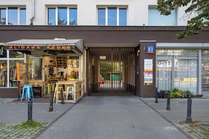 Eine Schaufensterfront mit einem Schild, auf dem 'ALIBABA KEBAB' steht, sowie ein Gebäude mit Schildern, die '83' und 'Srodmiescie' zeigen.