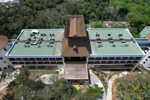 A multi-story building with a flat roof, large windows, and a central entrance. - Hotel Gafsacomm Palenque (Palenque)