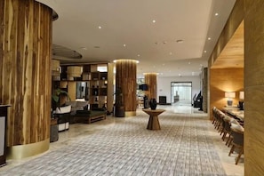 A spacious lobby with a high ceiling, wooden accents, and a central seating area. - Hotel Gafsacomm Palenque (Palenque)