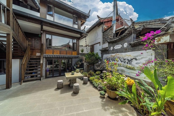 Outdoor dining - Lijiang Naxi Hereditary Courtyard (Lijiang)