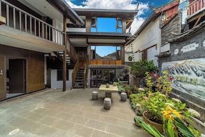 Outdoor dining - Lijiang Naxi Hereditary Courtyard (Lijiang)