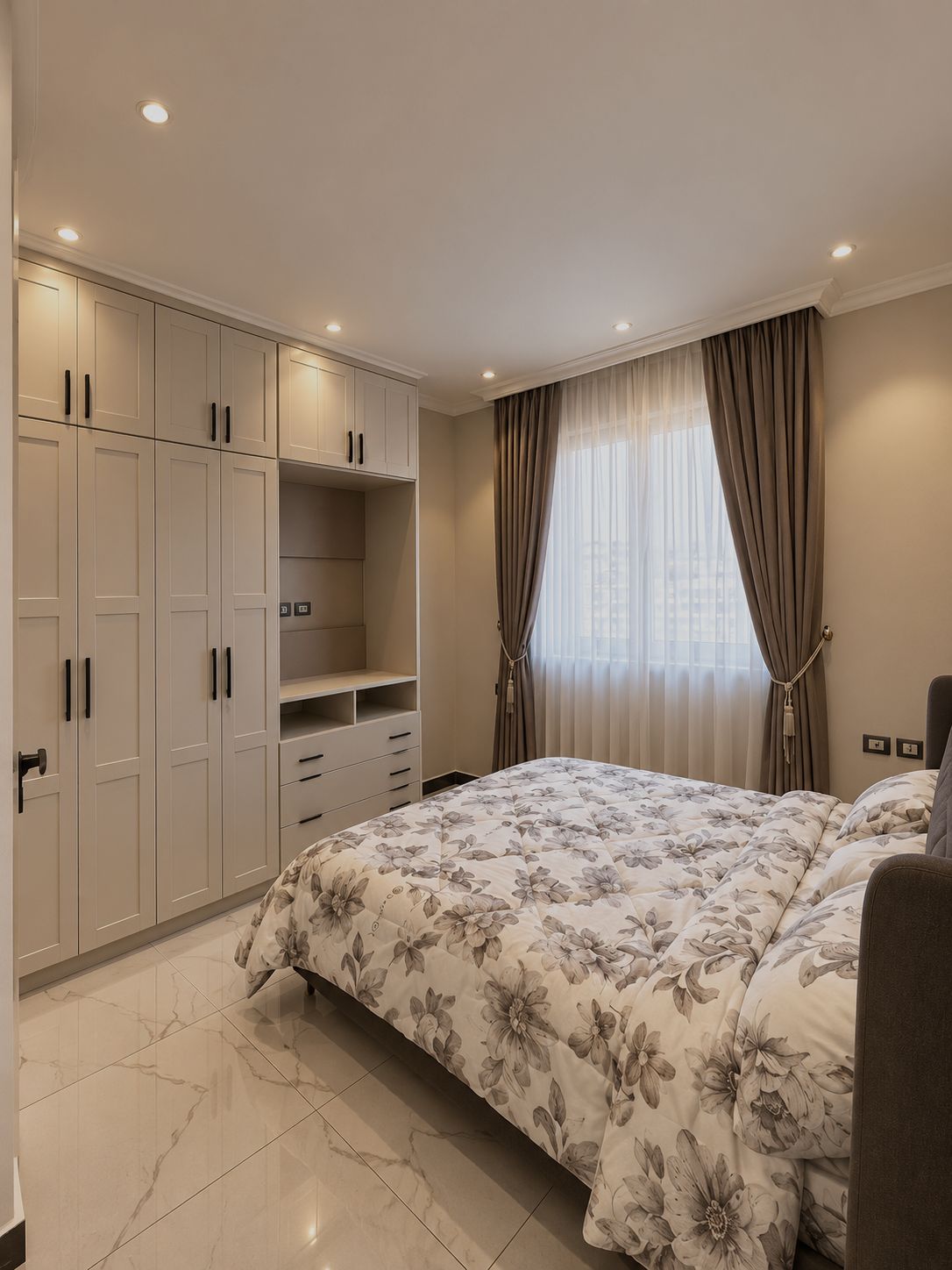 Ein Schlafzimmer mit einem Bett, einem Kleiderschrank und einem Fenster mit Vorhängen.