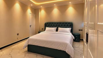 Une chambre moderne avec un grand lit, un sol en marbre et des luminaires encastrés au plafond.