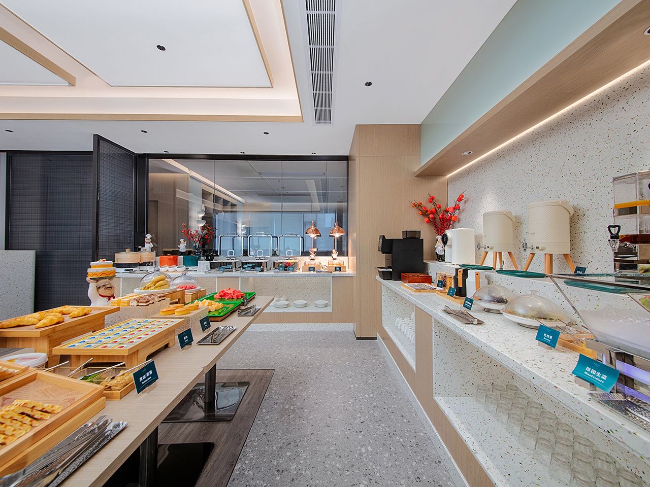 Un buffet de petit-déjeuner moderne, proposant une variété de plats et bénéficiant d’un design épuré et contemporain.