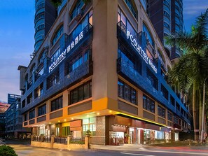 A multi-story hotel with signage for 'Country Inn & Suites' and 'Country Inn & Suites by Wyndham.' - Country Inn & Suites Huashi Metro (guangzhou)