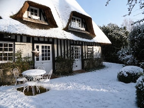Outdoor dining - Vrbo Property (Triqueville)
