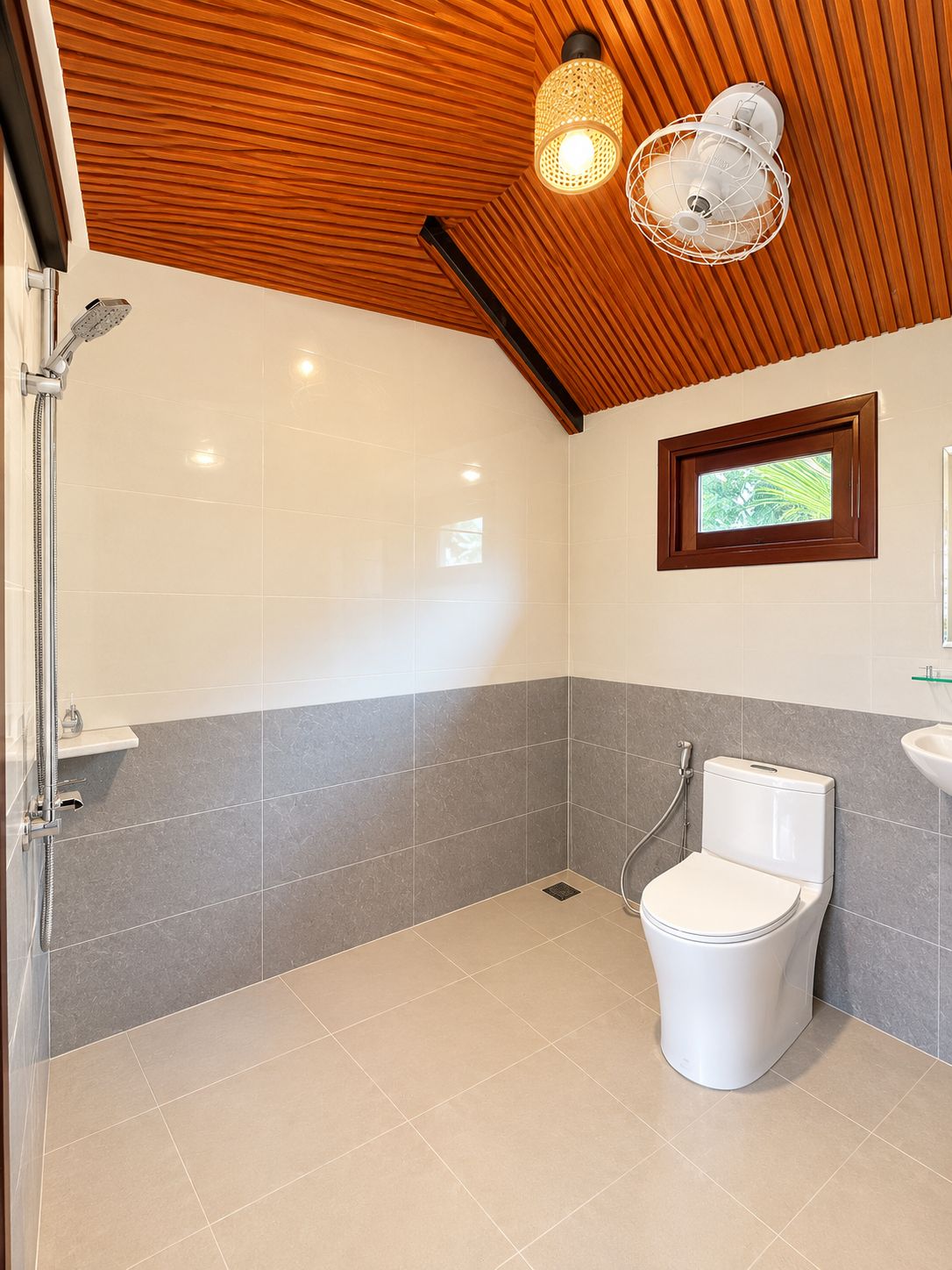 Un baño con ducha, inodoro y ventana.