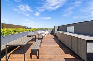 Outdoor dining - Stylish Melbourne CBD Apartment with City Views (Melbourne)
