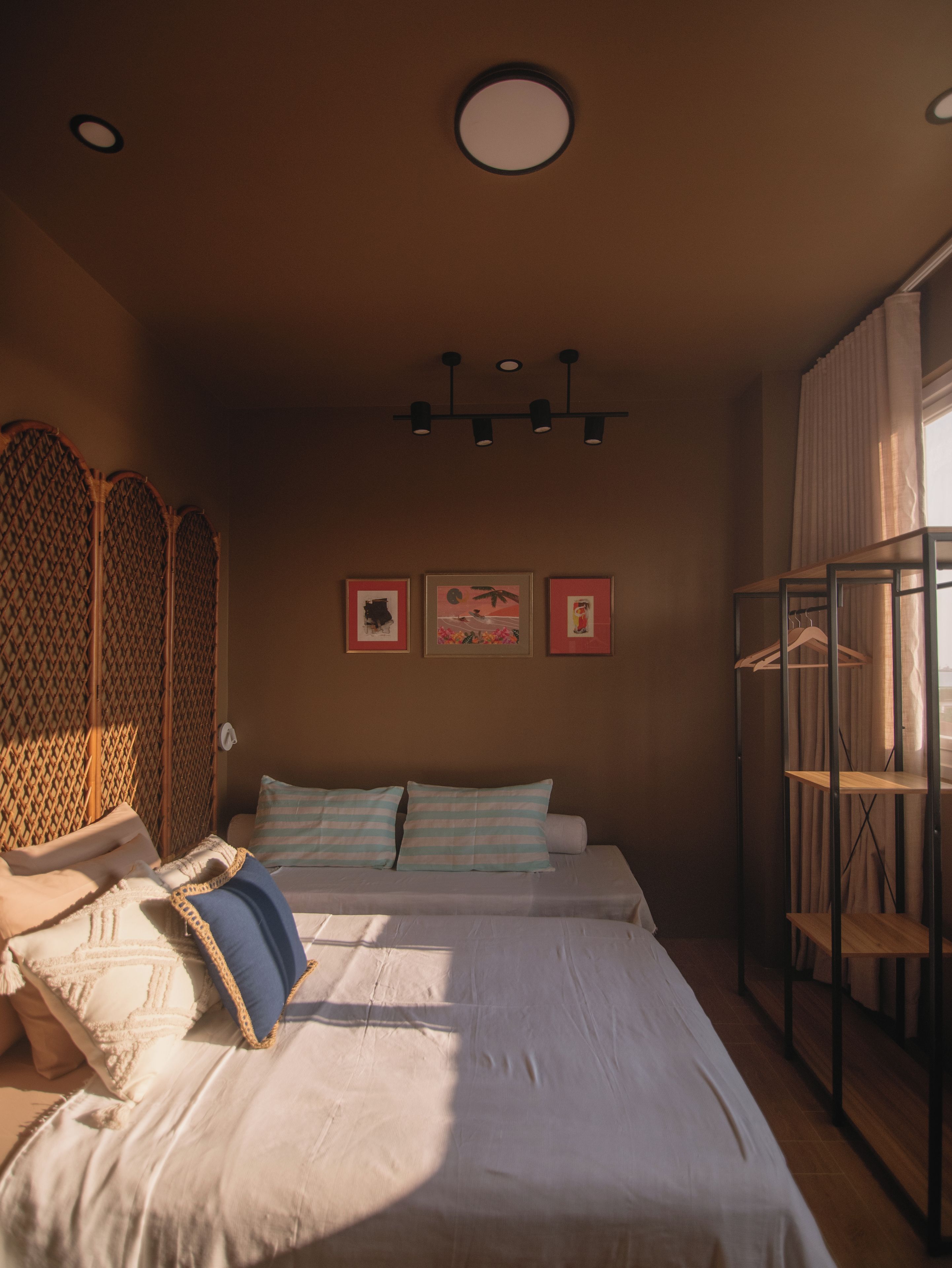 Un dormitorio con cama, armario colgado y lámpara de techo.