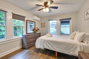 A bedroom with a bed, dresser, and two windows. - 1BR Tampa Apt, Close to Downtown (Tampa)
