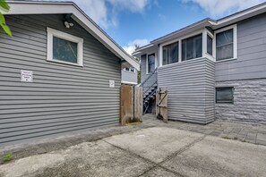 A residential building with two guest parking units, a wooden gate, and a concrete driveway. - 1BR Tampa Apt, Close to Downtown (Tampa)