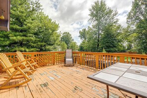 A wooden deck with a grill, chairs, and a table. - Working Travelers Welcome! Cozy New Albany Escape (New Albany)