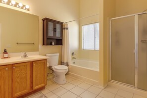 Ein Badezimmer mit einem Holzbadezimmer, einer Toilette, einer Badewanne und einer Duschkabine.