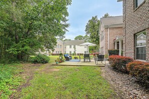 A residential backyard with a patio, outdoor furniture, and a lawn. - Murrells Inlet Condo: Close to Beaches, Amenities (Murrells Inlet)
