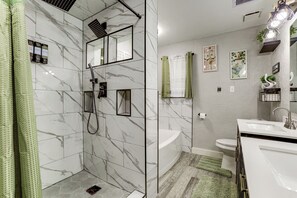 Een badkamer met een douche, toilet en wastafel.