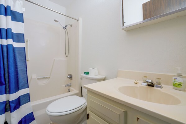 Ein Badezimmer mit Dusche, Toilette und Waschbecken.